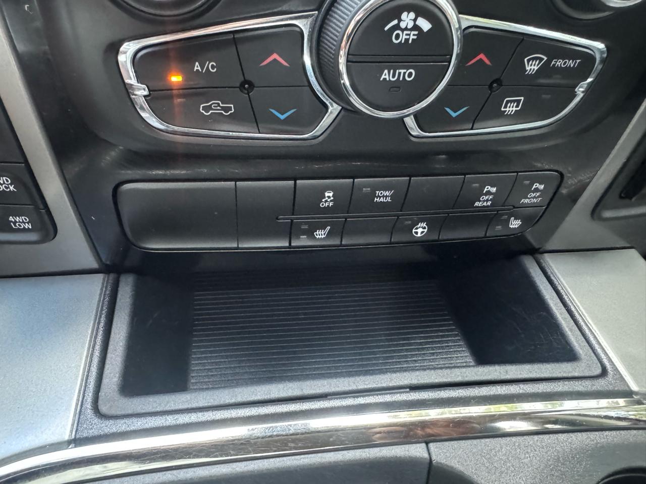 RAM 1500 4WD Crew Cab 140.5" Night 2017