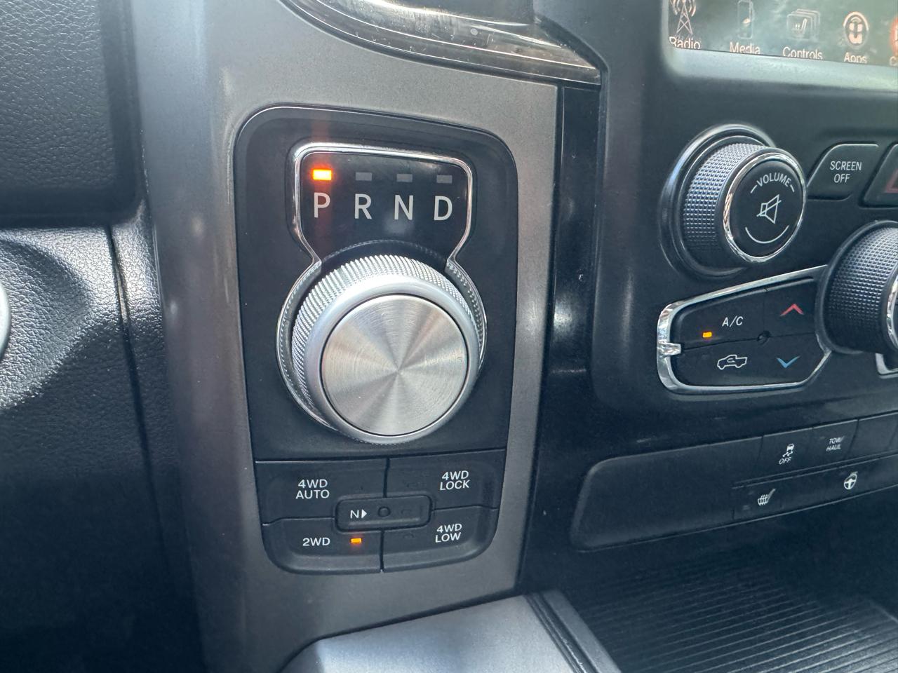 RAM 1500 4WD Crew Cab 140.5" Night 2017