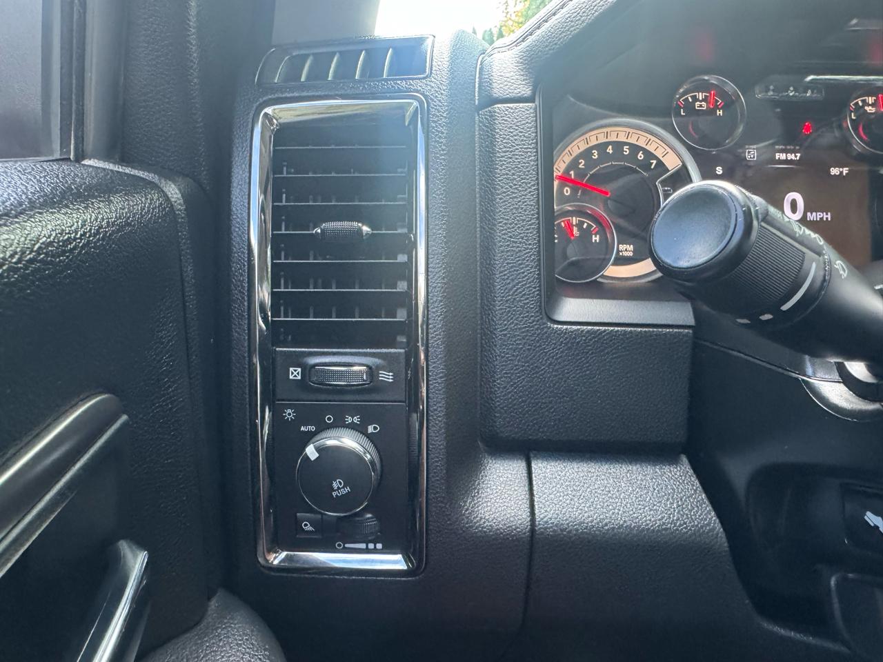 RAM 1500 4WD Crew Cab 140.5" Night 2017