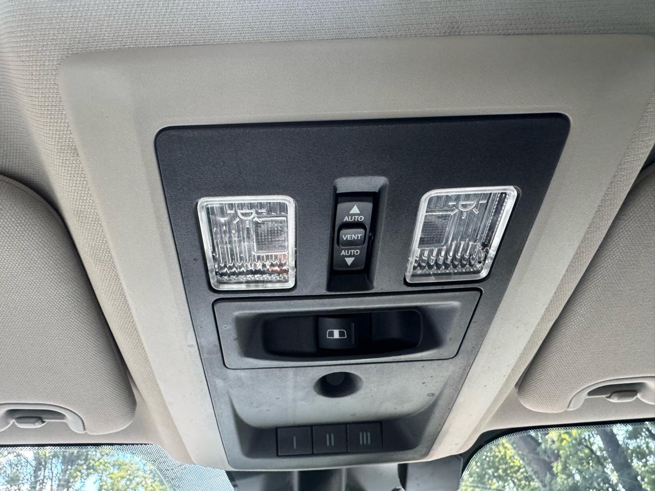 RAM 1500 4WD Crew Cab 140.5" Night 2017