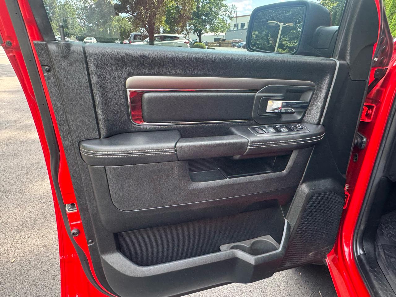 RAM 1500 4WD Crew Cab 140.5" Night 2017