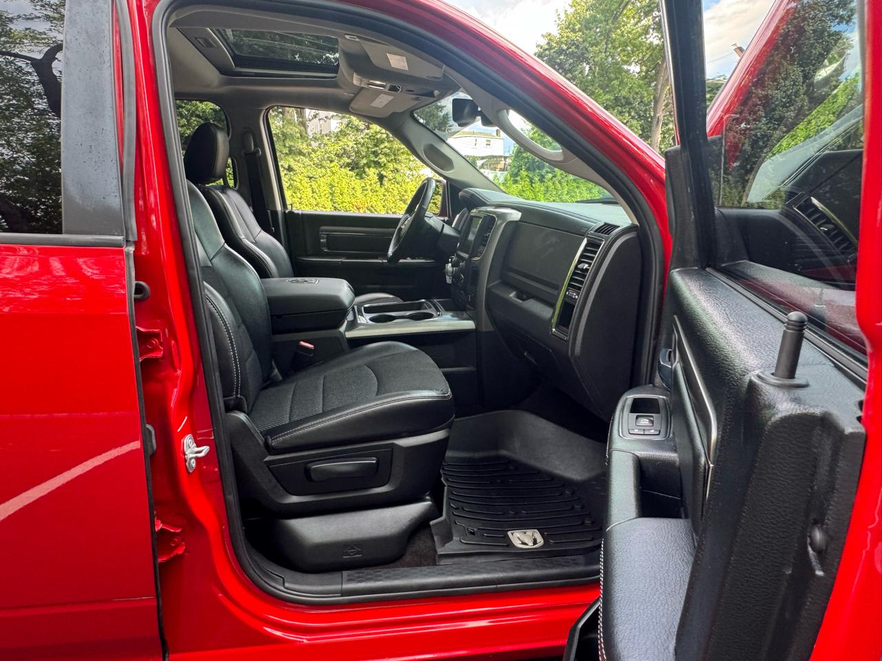 RAM 1500 4WD Crew Cab 140.5" Night 2017