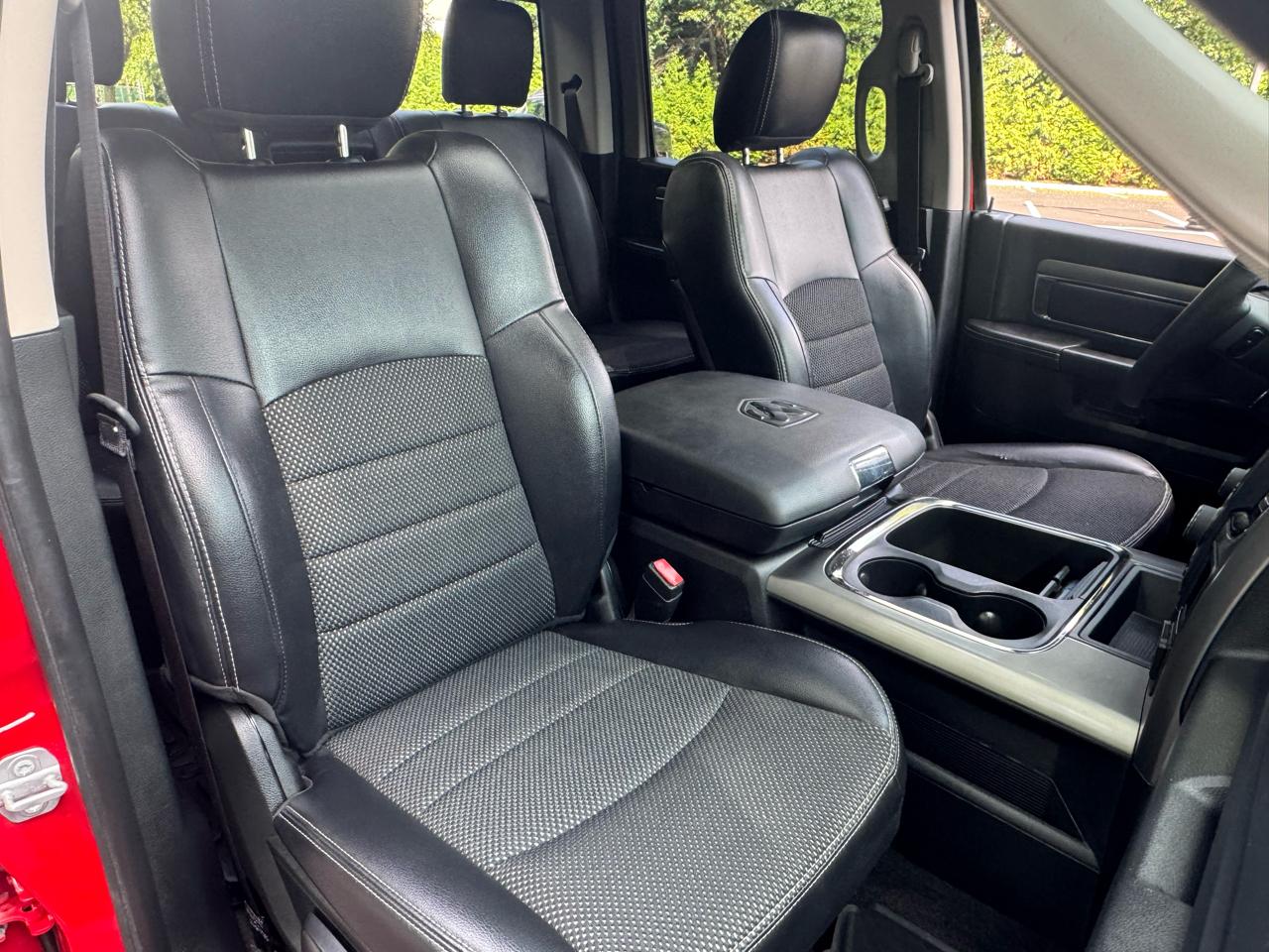 RAM 1500 4WD Crew Cab 140.5" Night 2017