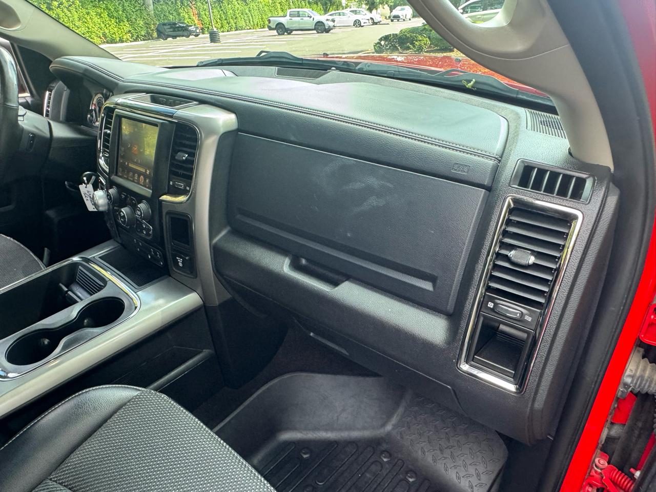 RAM 1500 4WD Crew Cab 140.5" Night 2017