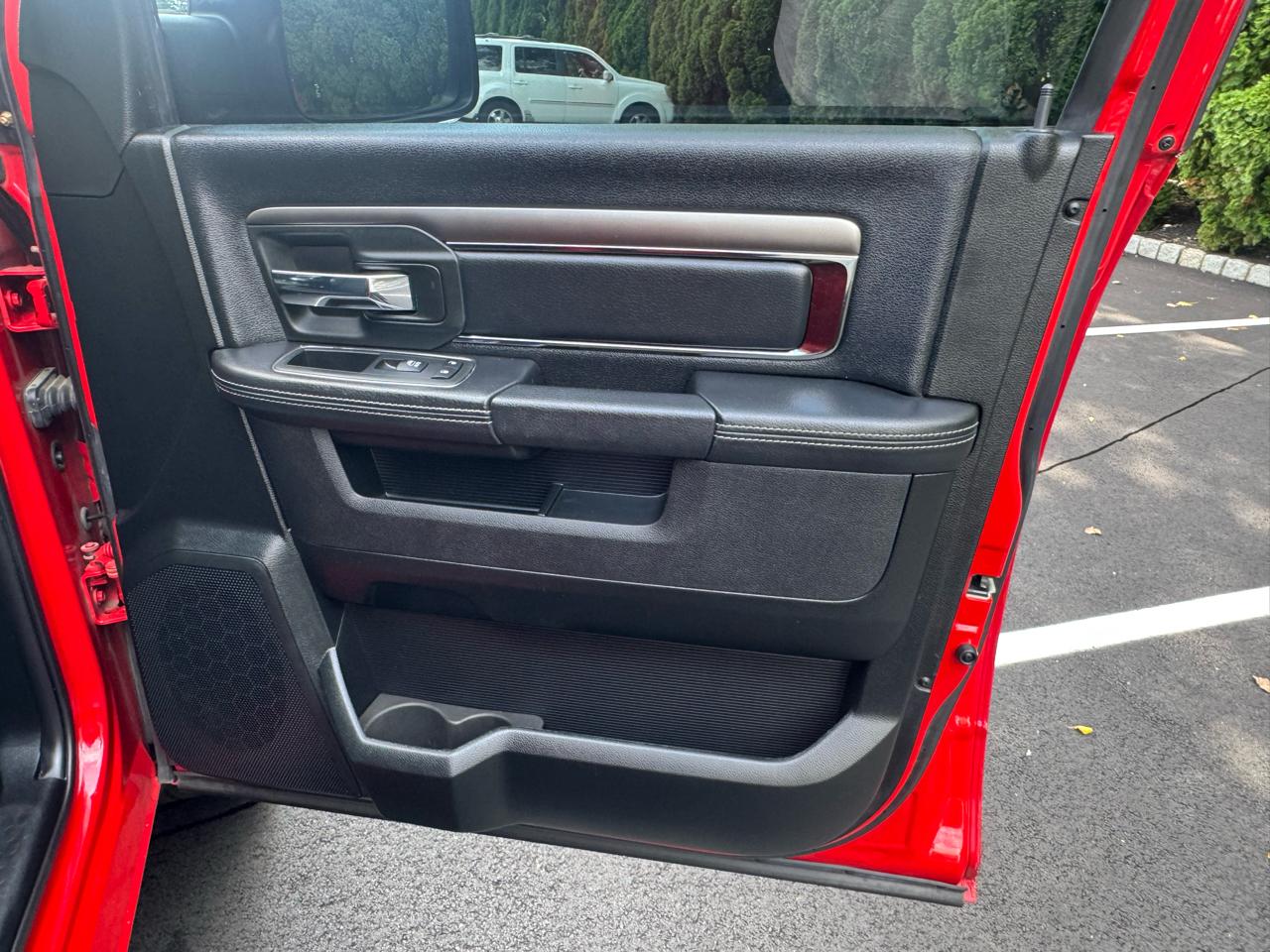 RAM 1500 4WD Crew Cab 140.5" Night 2017