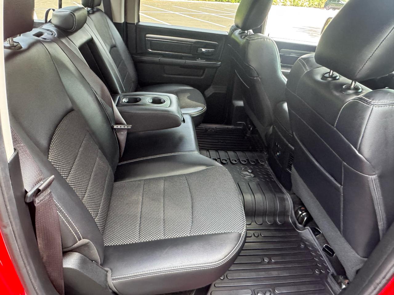 RAM 1500 4WD Crew Cab 140.5" Night 2017