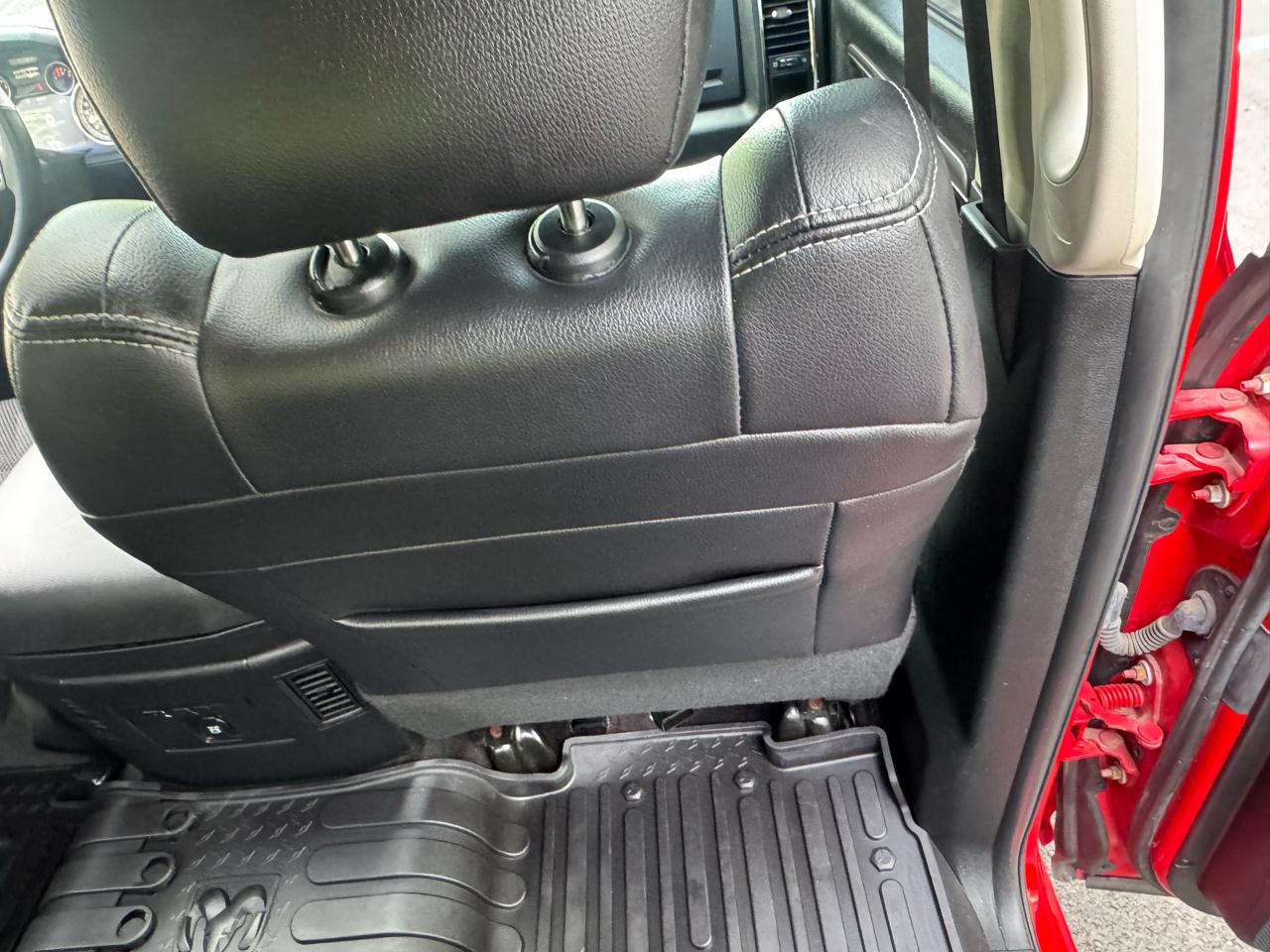 RAM 1500 4WD Crew Cab 140.5" Night 2017