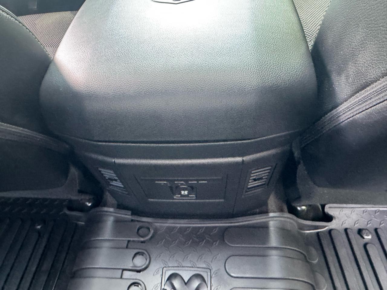 RAM 1500 4WD Crew Cab 140.5" Night 2017