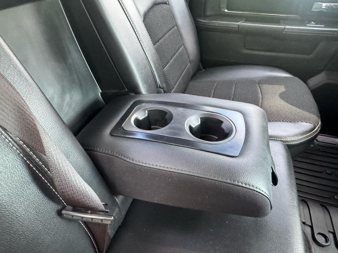 RAM 1500 4WD Crew Cab 140.5" Night 2017