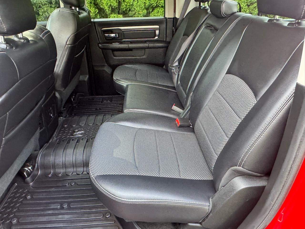 RAM 1500 4WD Crew Cab 140.5" Night 2017