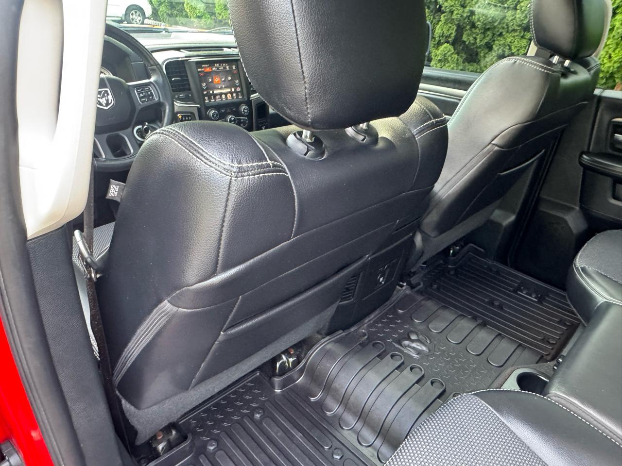 RAM 1500 4WD Crew Cab 140.5" Night 2017