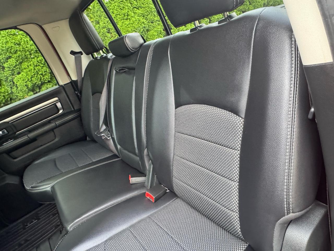 RAM 1500 4WD Crew Cab 140.5" Night 2017