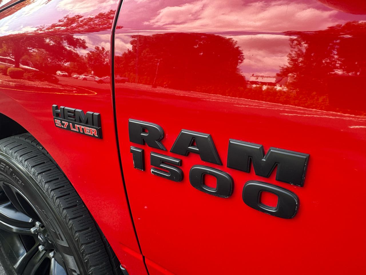RAM 1500 4WD Crew Cab 140.5" Night 2017