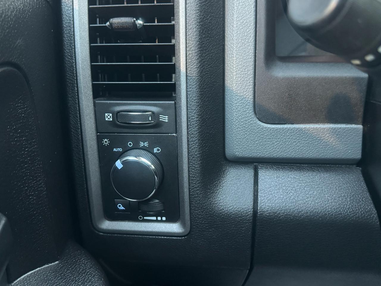 RAM 1500 4WD Crew Cab 140.5" Tradesman 2013