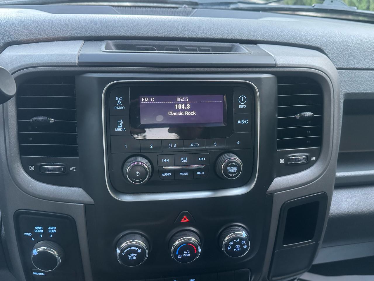 RAM 1500 4WD Crew Cab 140.5" Tradesman 2013