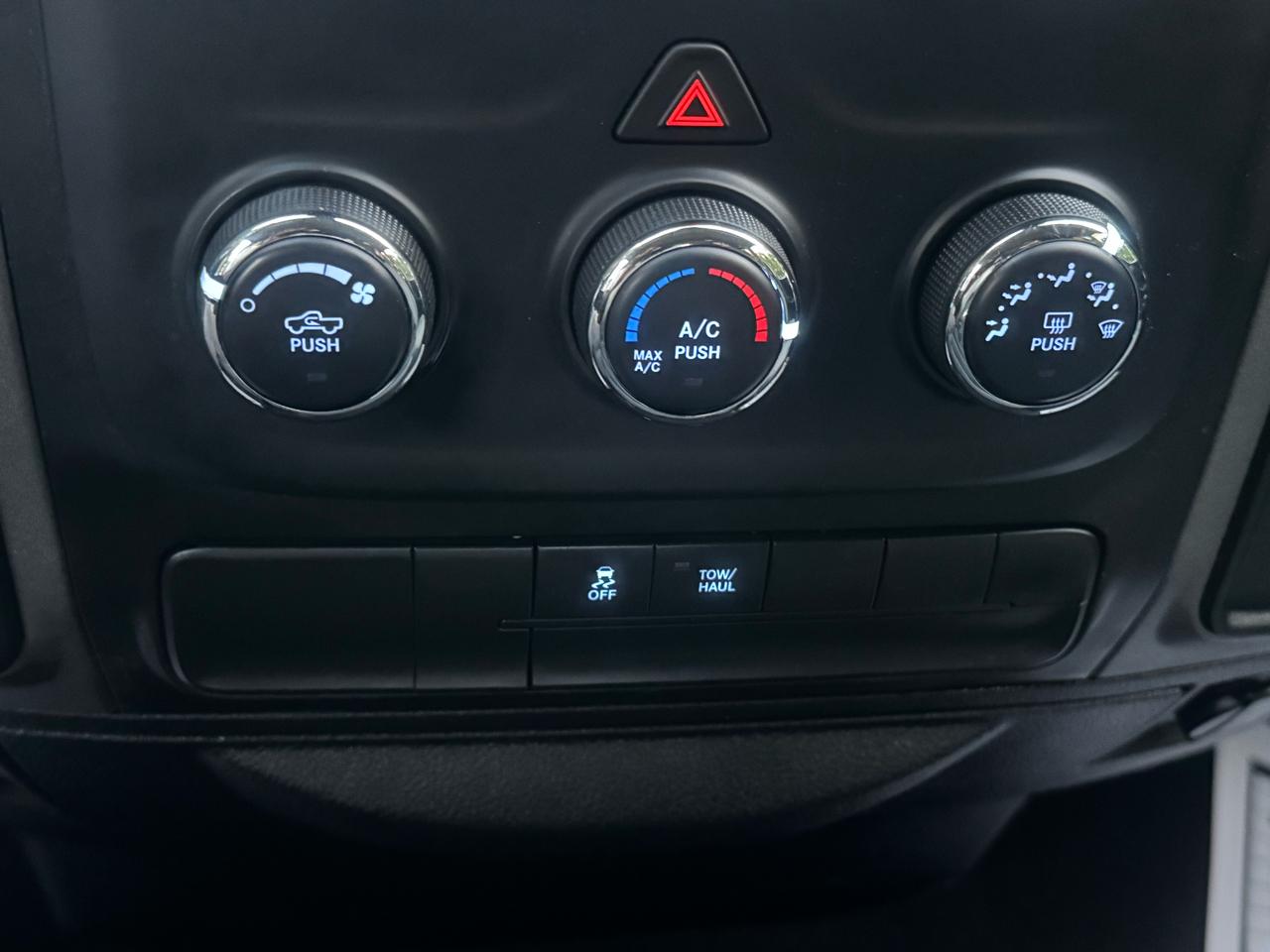 RAM 1500 4WD Crew Cab 140.5" Tradesman 2013