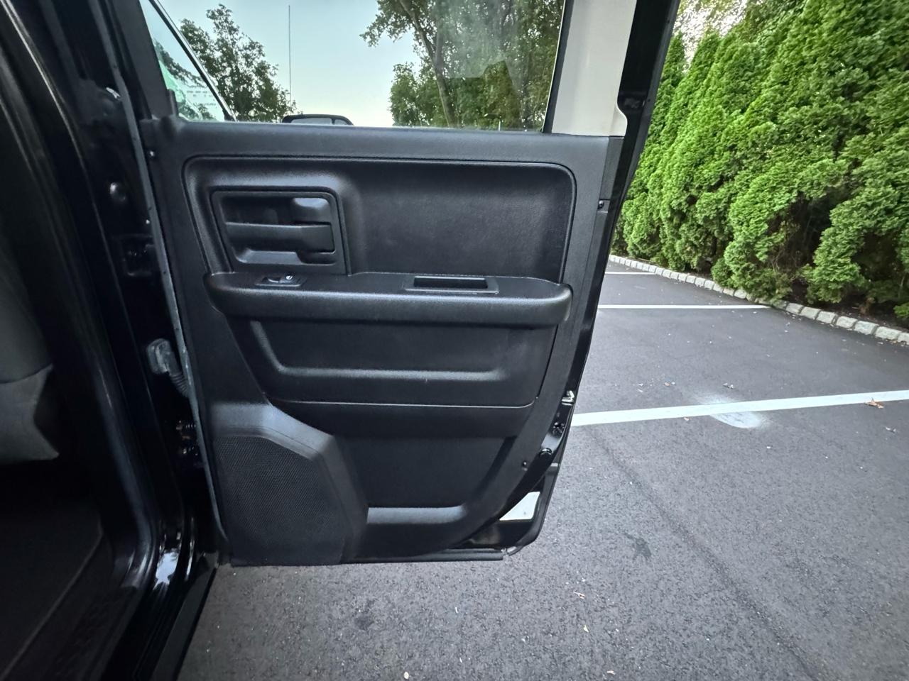 RAM 1500 4WD Crew Cab 140.5" Tradesman 2013