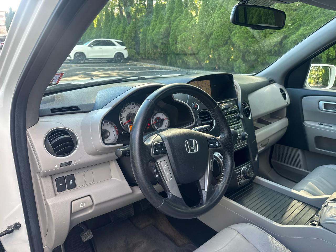 Honda Pilot Touring 4WD 5-Spd AT with DVD 2013