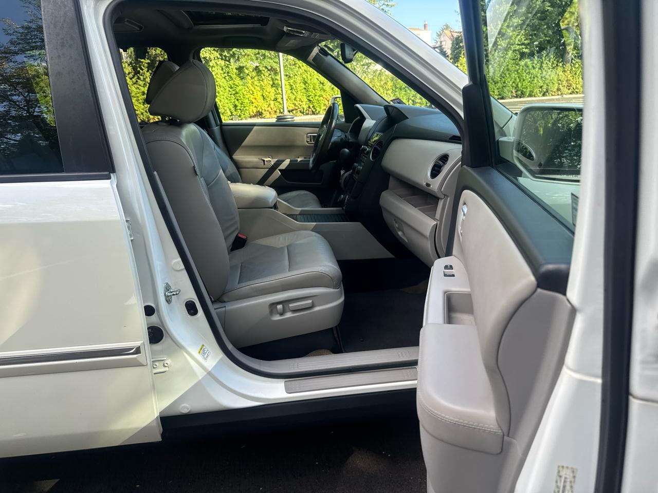 Honda Pilot Touring 4WD 5-Spd AT with DVD 2013