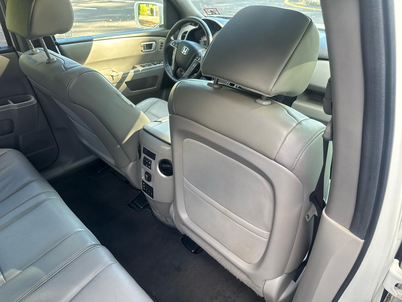 Honda Pilot Touring 4WD 5-Spd AT with DVD 2013