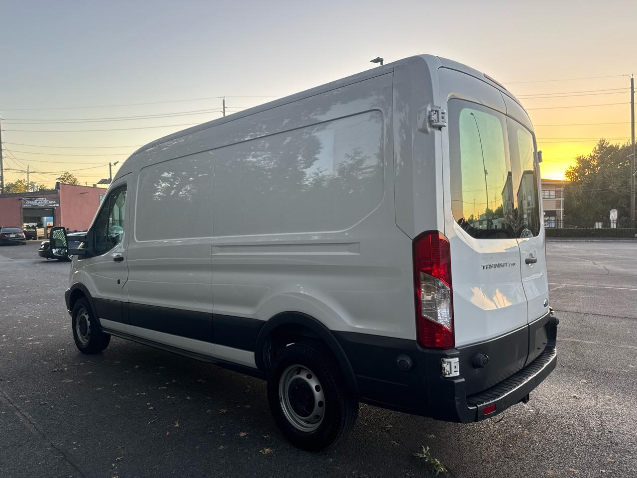 Ford Transit 250 Van Med. Roof w/Sliding Pass. 148-in. WB 2015
