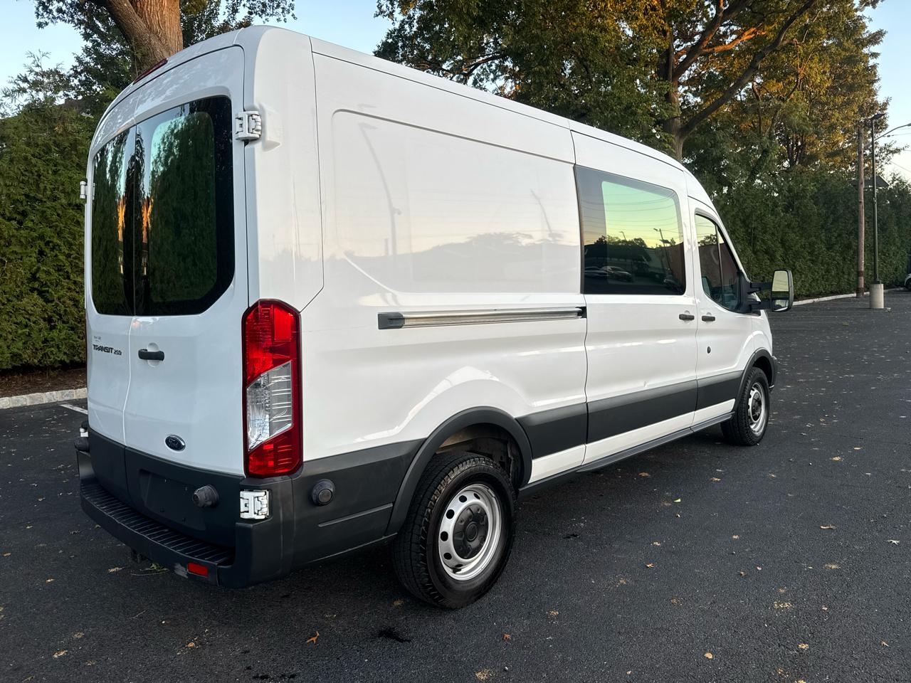 Ford Transit 250 Van Med. Roof w/Sliding Pass. 148-in. WB 2015