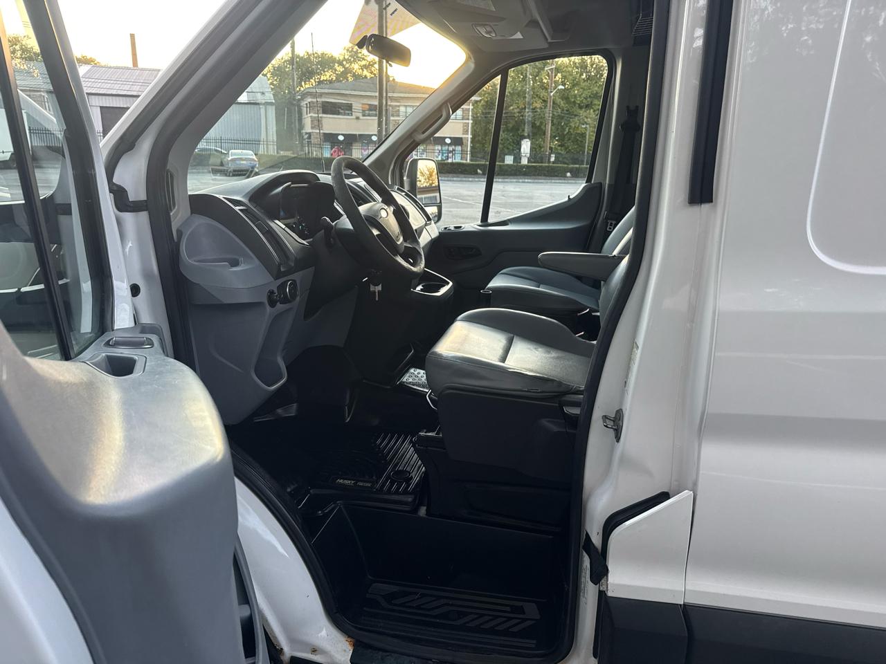 Ford Transit 250 Van Med. Roof w/Sliding Pass. 148-in. WB 2015