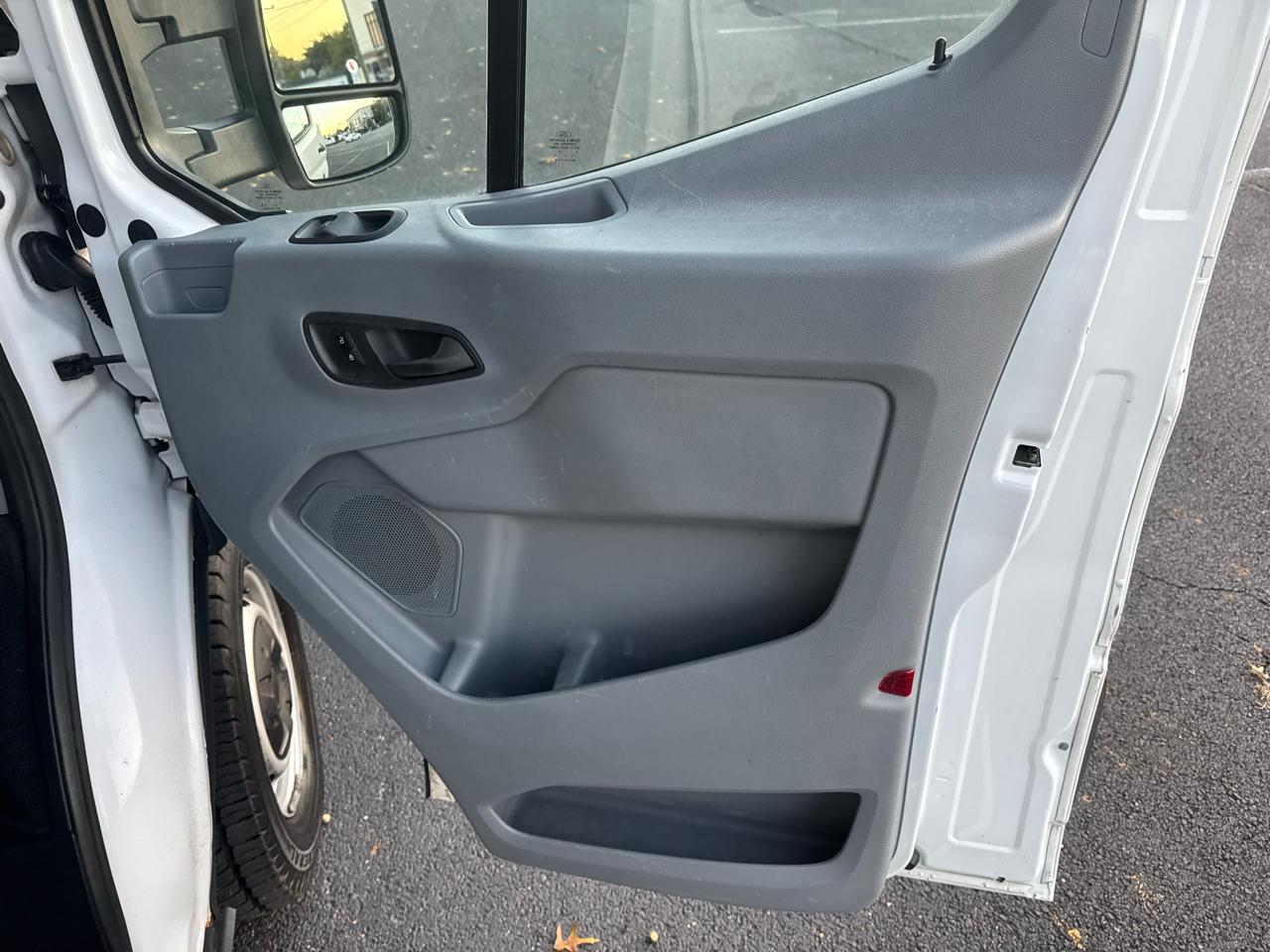 Ford Transit 250 Van Med. Roof w/Sliding Pass. 148-in. WB 2015