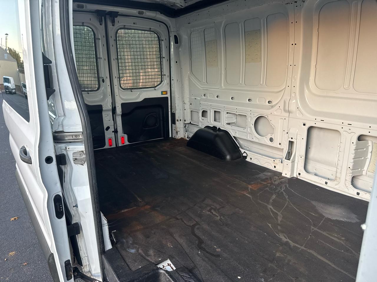 Ford Transit 250 Van Med. Roof w/Sliding Pass. 148-in. WB 2015
