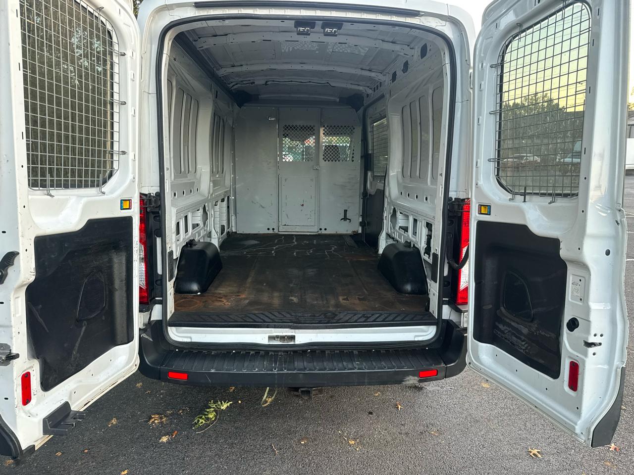 Ford Transit 250 Van Med. Roof w/Sliding Pass. 148-in. WB 2015