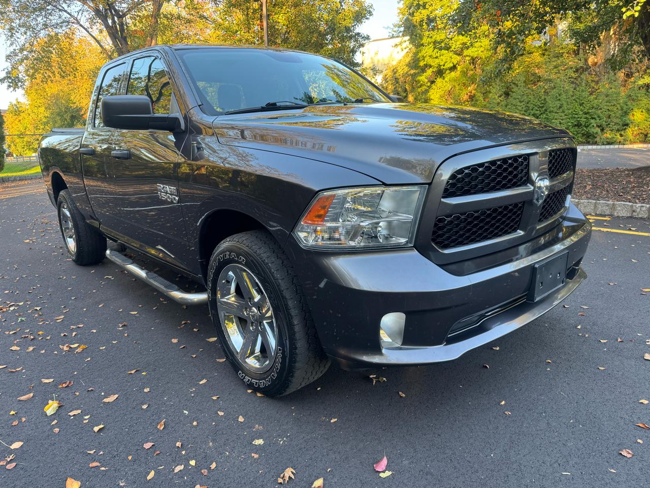 RAM 1500 4WD Crew Cab 140.5" Express 2017
