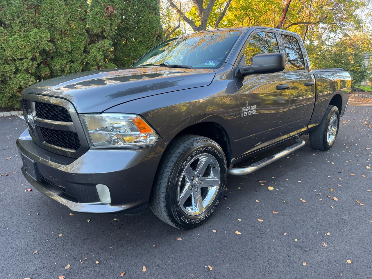 RAM 1500 4WD Crew Cab 140.5" Express 2017
