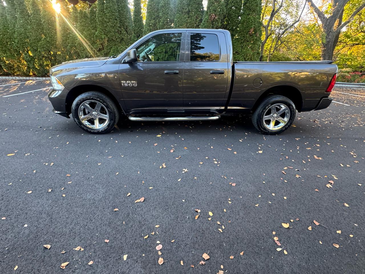 RAM 1500 4WD Crew Cab 140.5" Express 2017