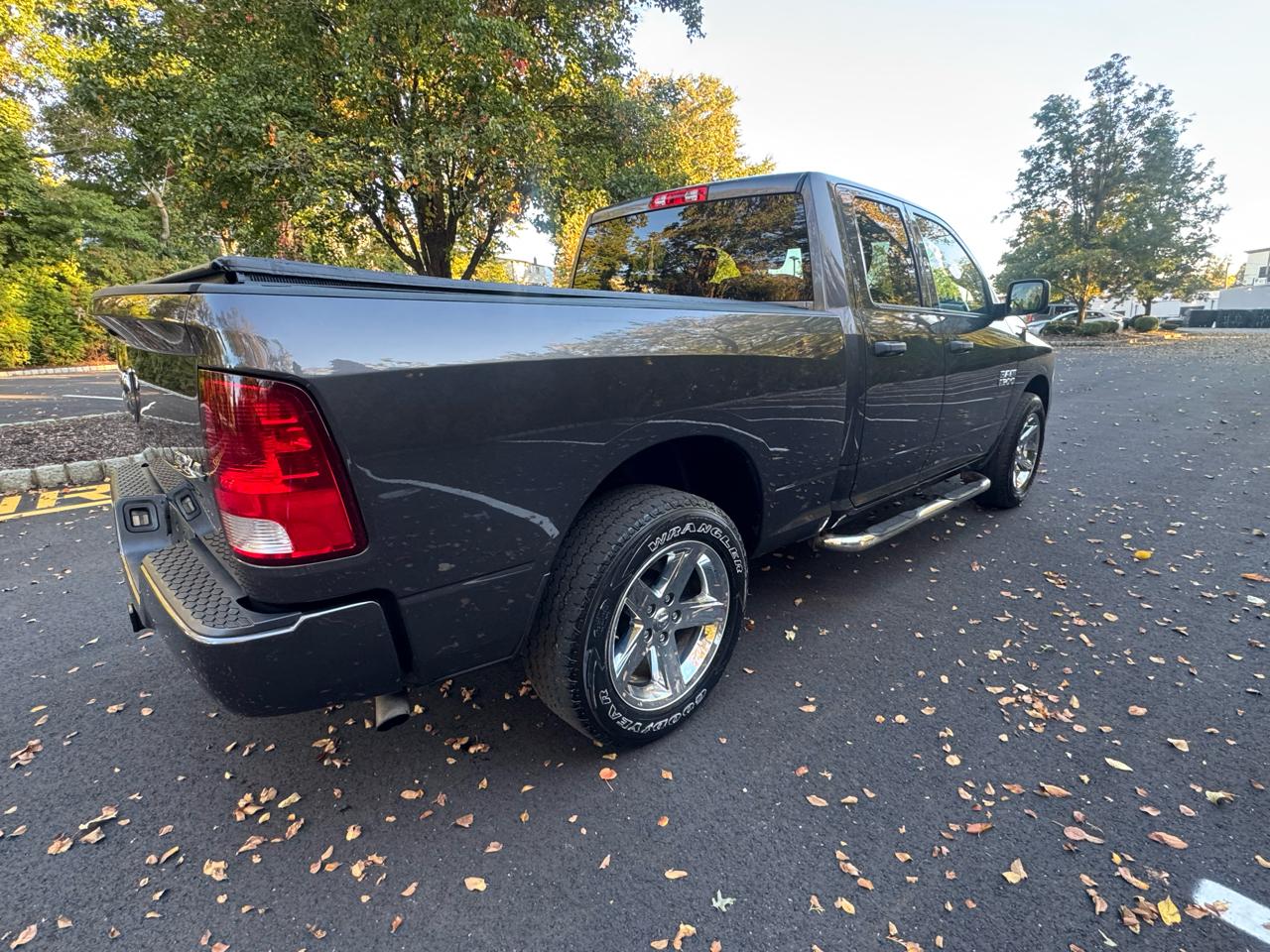 RAM 1500 4WD Crew Cab 140.5" Express 2017