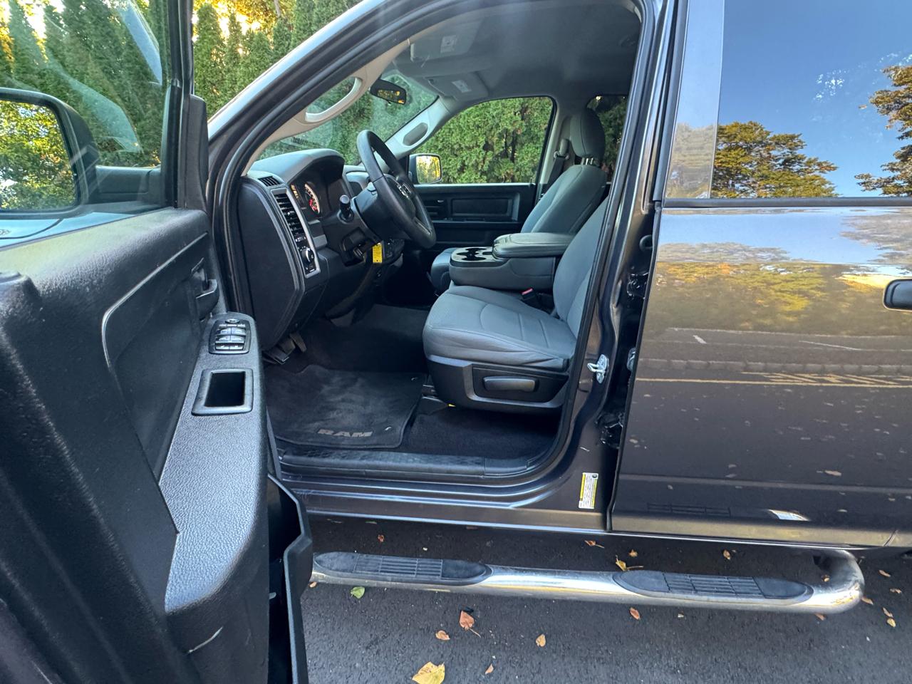 RAM 1500 4WD Crew Cab 140.5" Express 2017