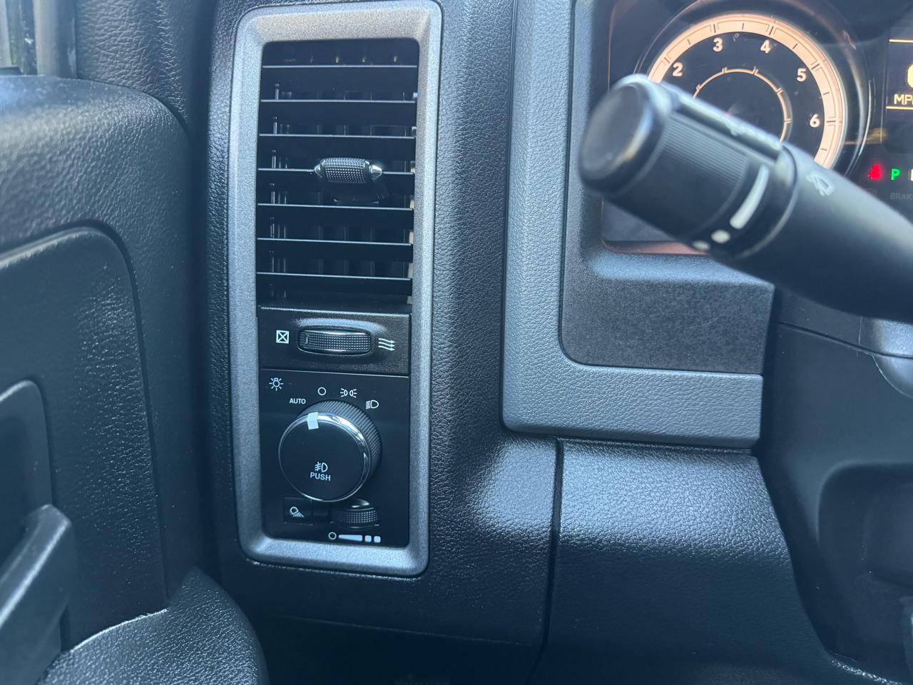 RAM 1500 4WD Crew Cab 140.5" Express 2017
