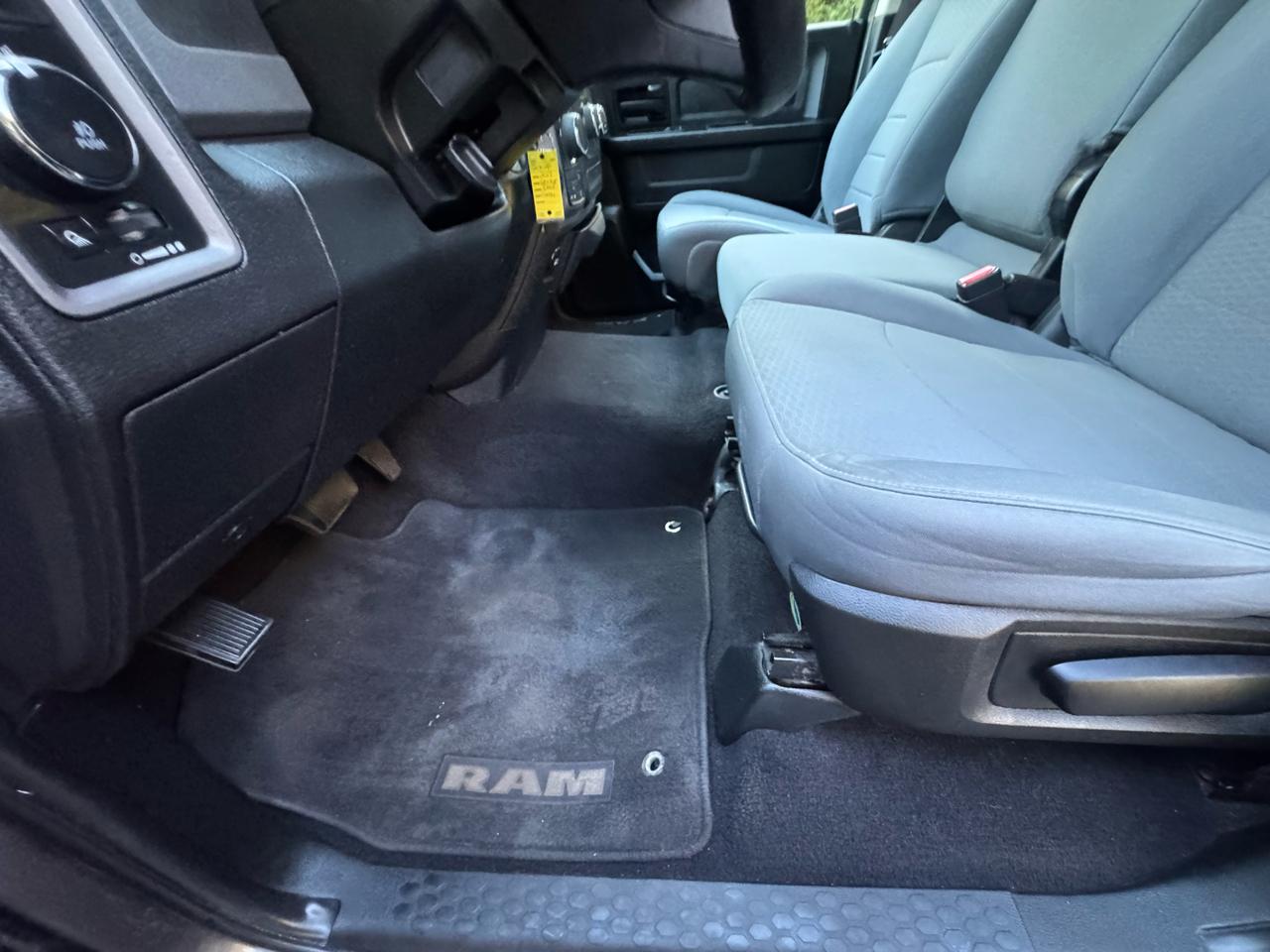 RAM 1500 4WD Crew Cab 140.5" Express 2017