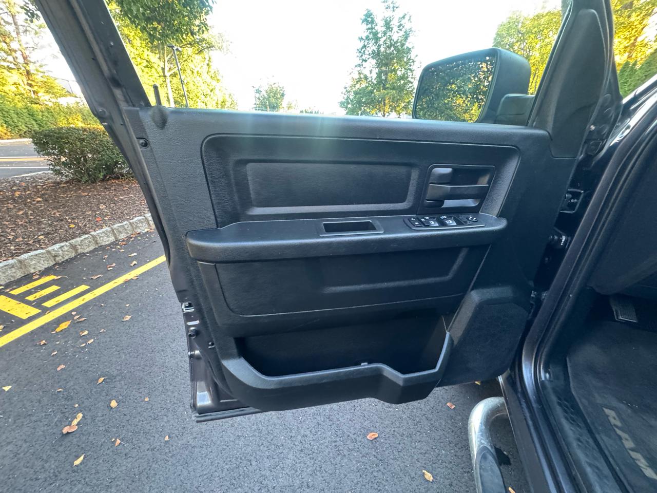 RAM 1500 4WD Crew Cab 140.5" Express 2017