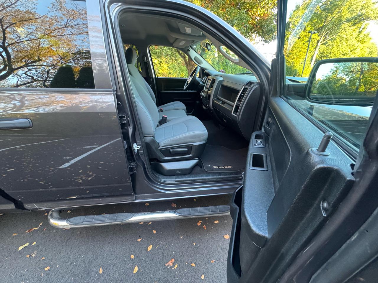 RAM 1500 4WD Crew Cab 140.5" Express 2017