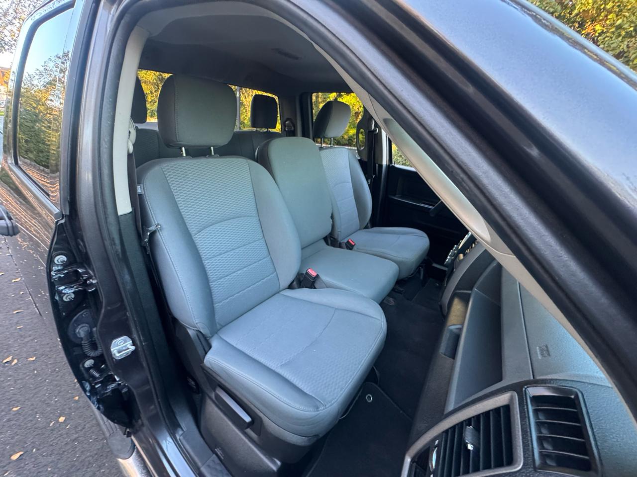 RAM 1500 4WD Crew Cab 140.5" Express 2017