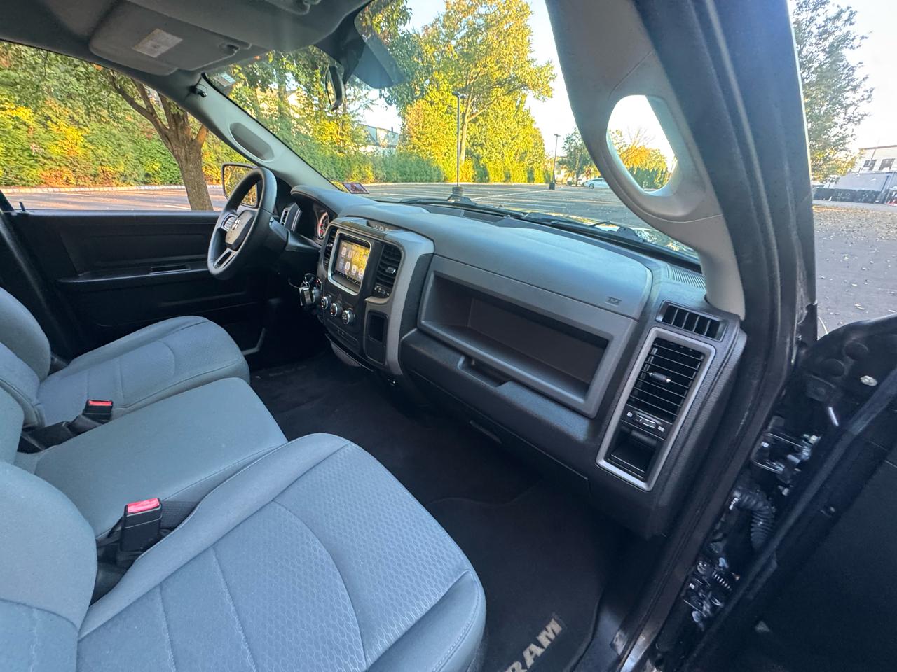 RAM 1500 4WD Crew Cab 140.5" Express 2017