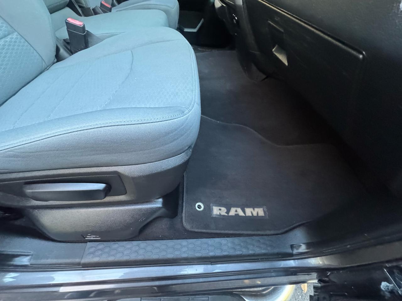 RAM 1500 4WD Crew Cab 140.5" Express 2017