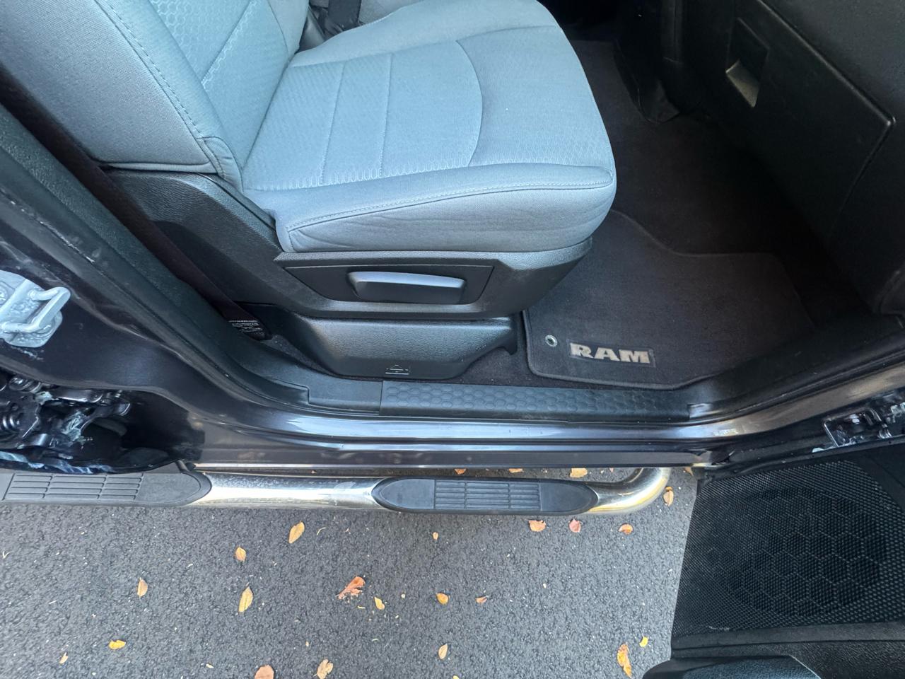 RAM 1500 4WD Crew Cab 140.5" Express 2017
