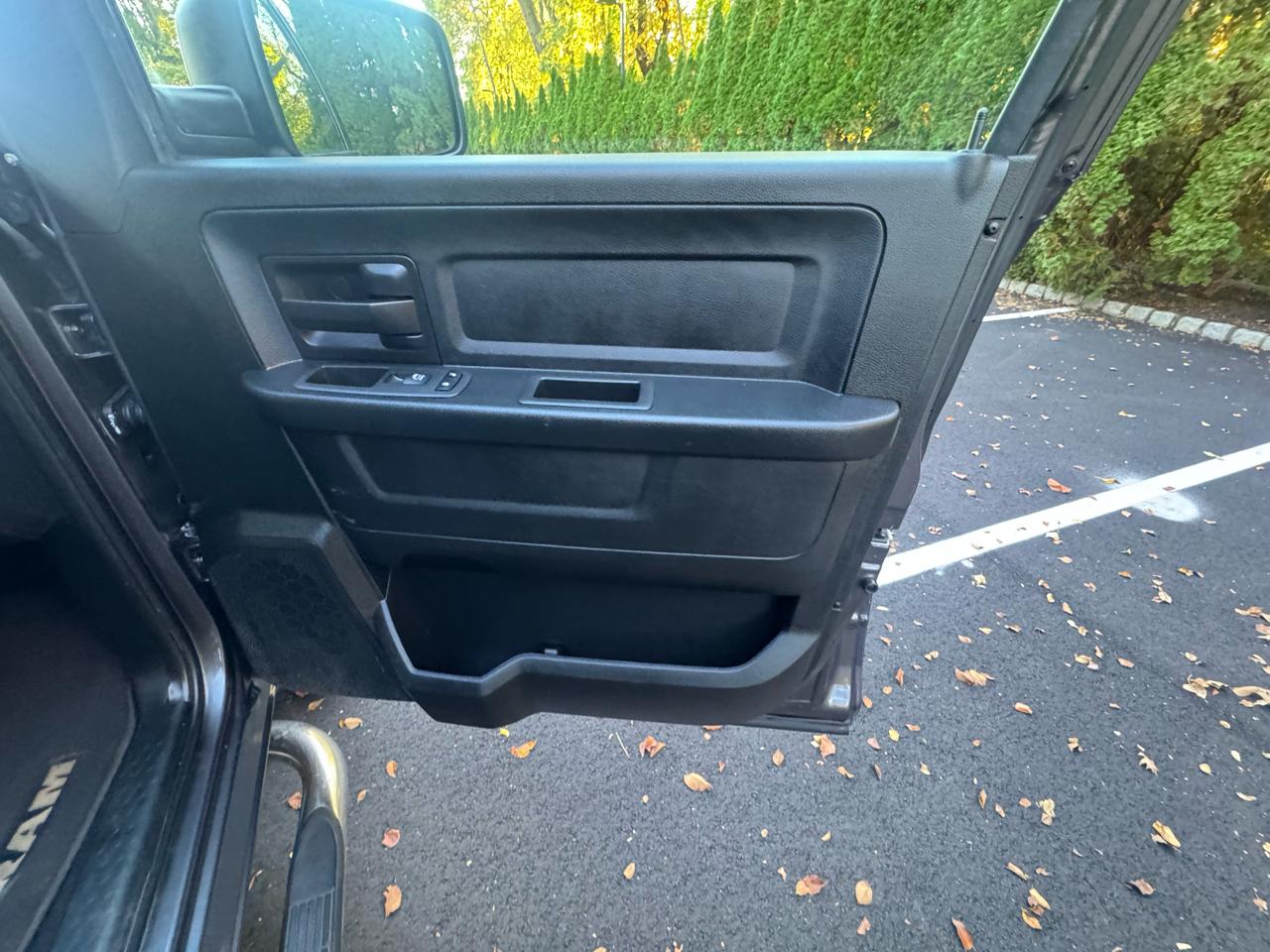 RAM 1500 4WD Crew Cab 140.5" Express 2017
