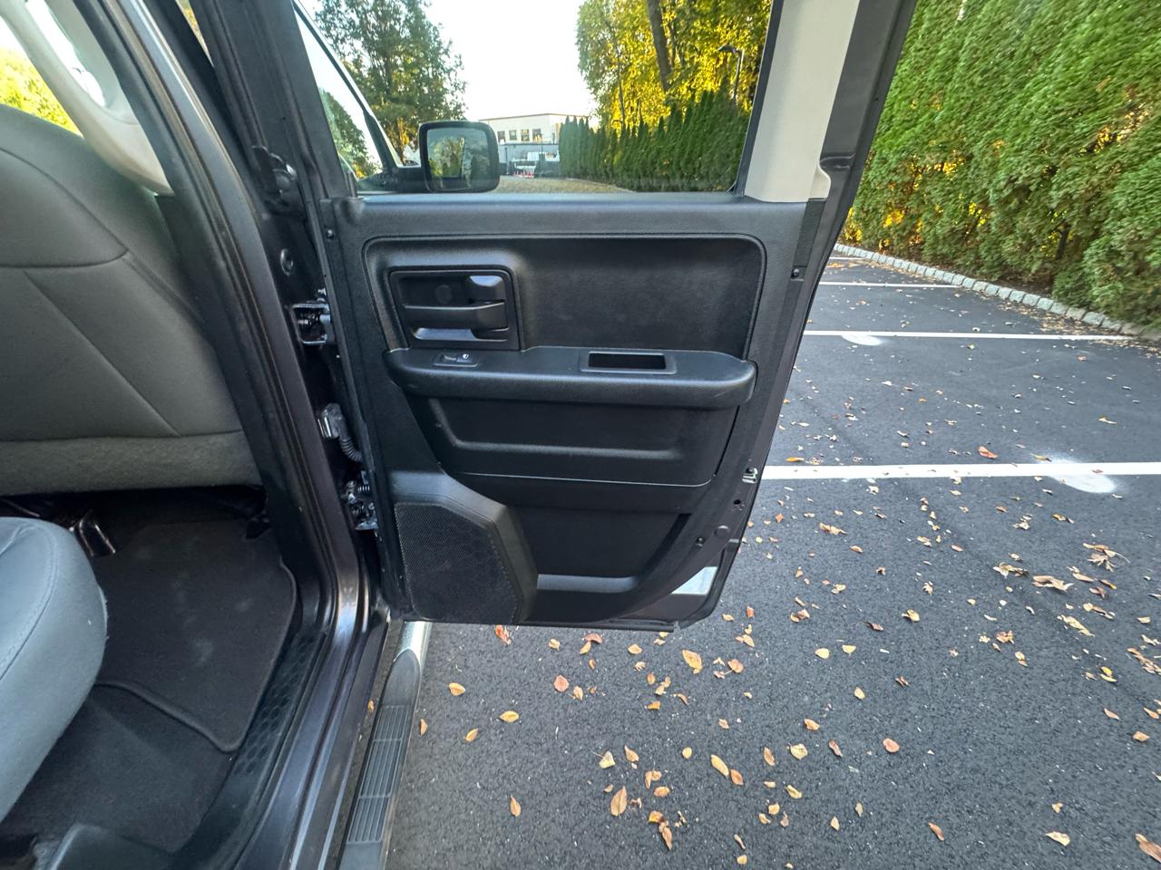 RAM 1500 4WD Crew Cab 140.5" Express 2017