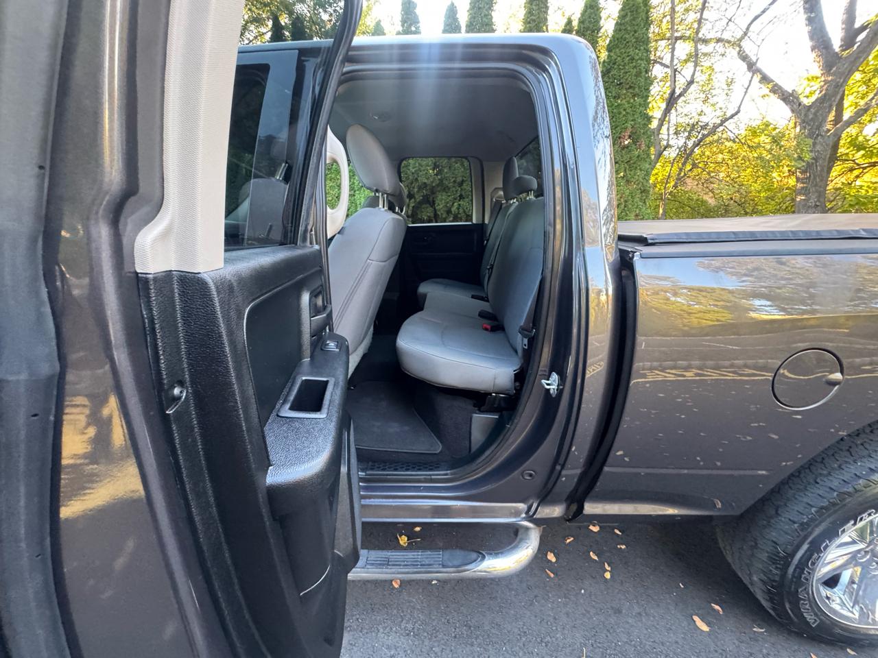 RAM 1500 4WD Crew Cab 140.5" Express 2017