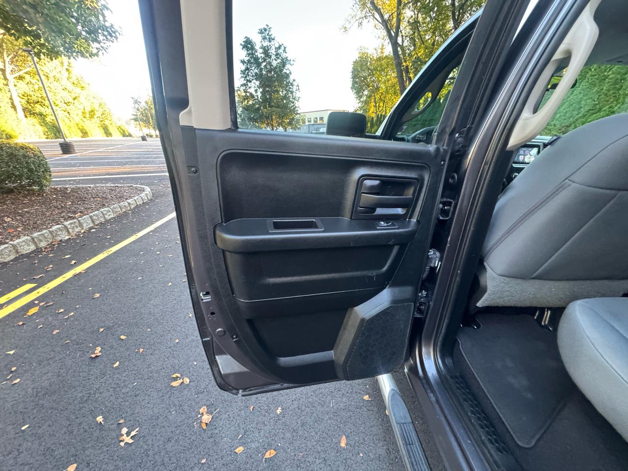RAM 1500 4WD Crew Cab 140.5" Express 2017