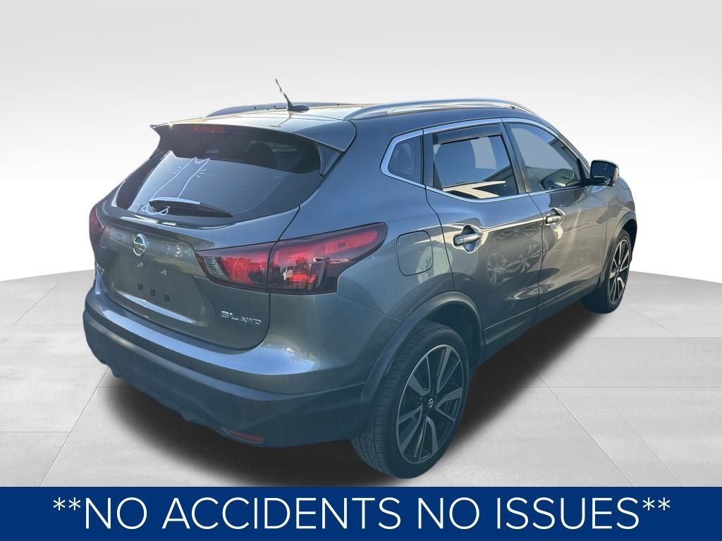 2017 Nissan Rogue Sport SL photo 2