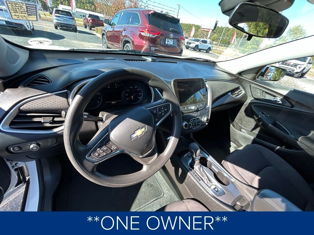 2024 Chevrolet Malibu 1LT photo 2
