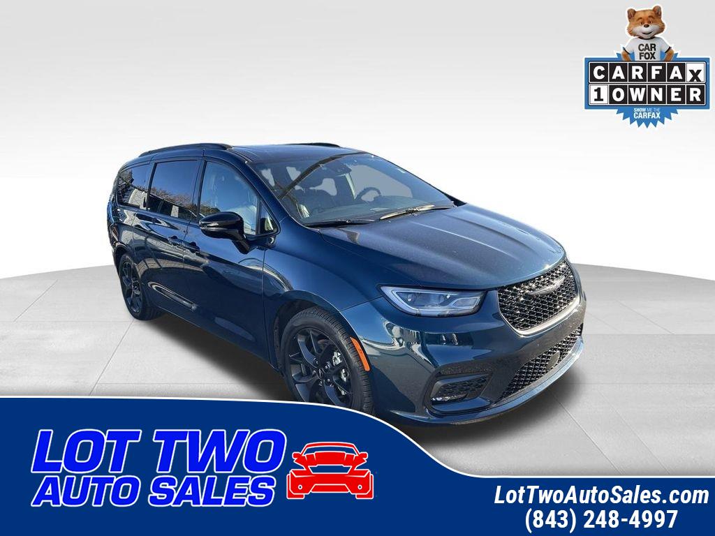 2025 Chrysler Pacifica Limited's photo